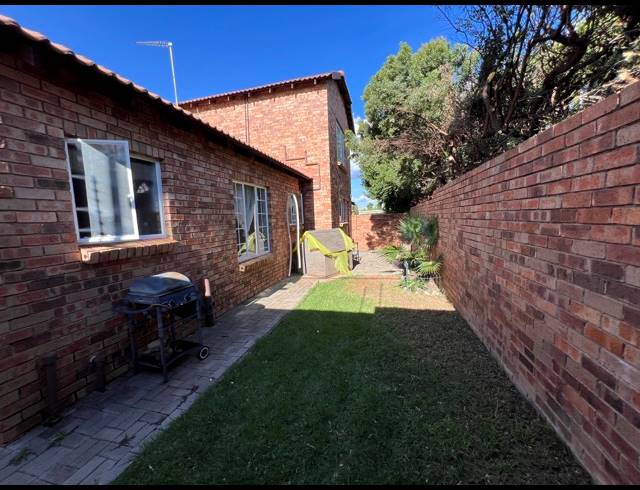 4 BEDROOM TOWNHOUSE FOR SALE IN SUNDOWNER